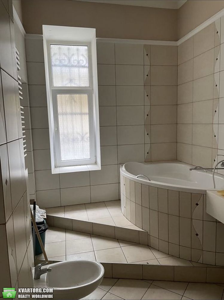 Rent out 4-room apartment. Львов, Коновальця — photo 2