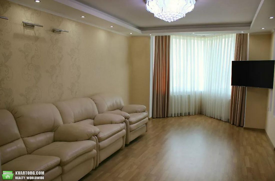Rent out 3-room apartment. Киев,  Салютная — photo 1
