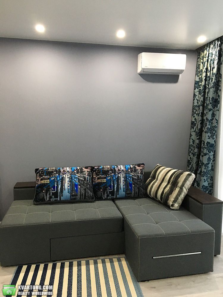 Rent out 1-room apartment. Киев,  Предславинская — photo 1