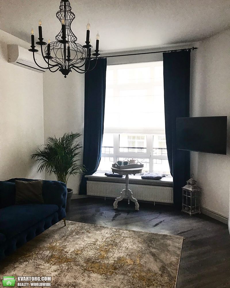 Rent out 2-room apartment. Киев, Дегтярная — photo 4