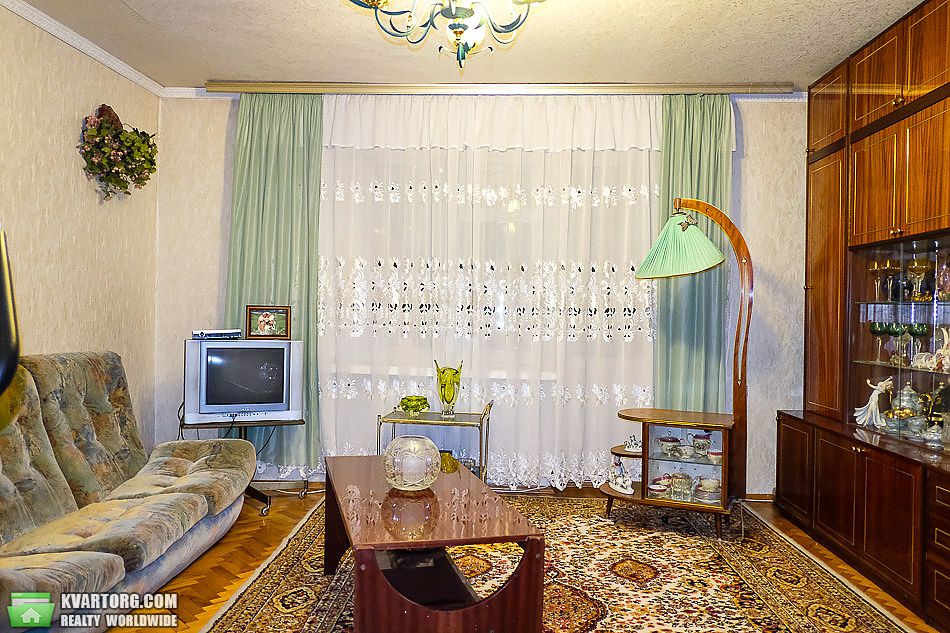 Rent out 3-room apartment. Киев,  Дегтяревская — photo 1