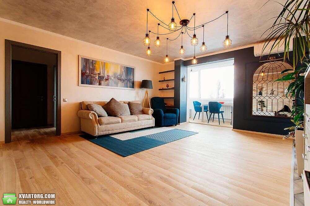 Rent out 3-room apartment. Киев,  Шелковичная — photo 1