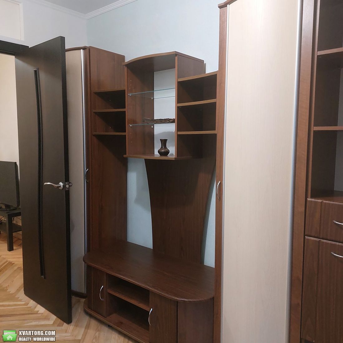 Rent out 2-room apartment. Киев,  Салютная — photo 3