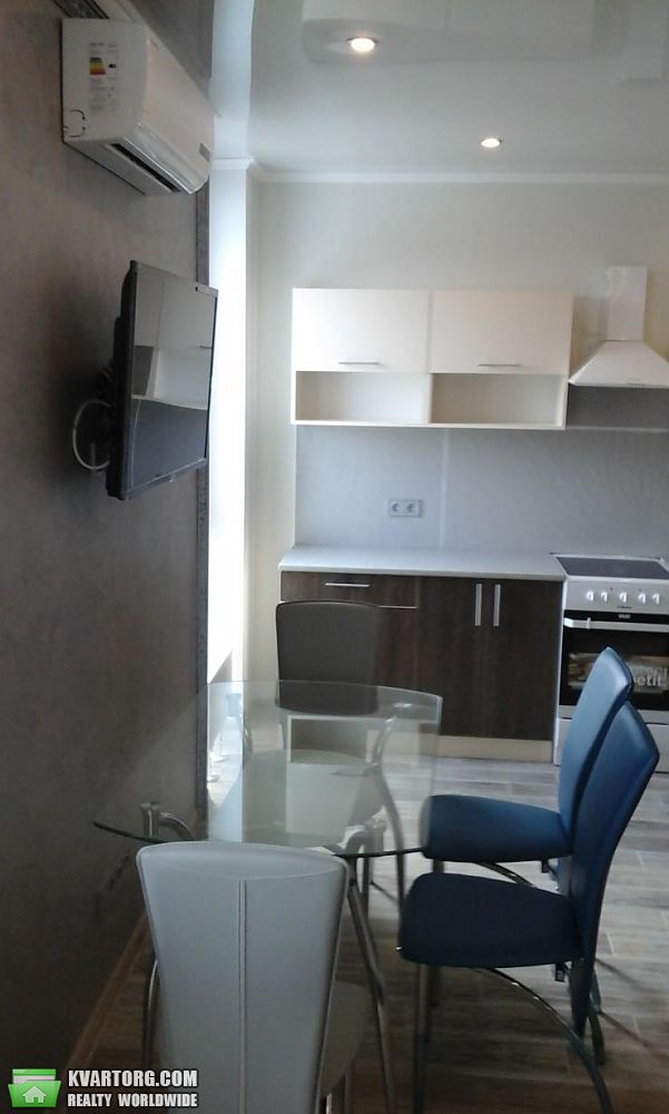 Rent out 1-room apartment. Киев,  Соборности — photo 4