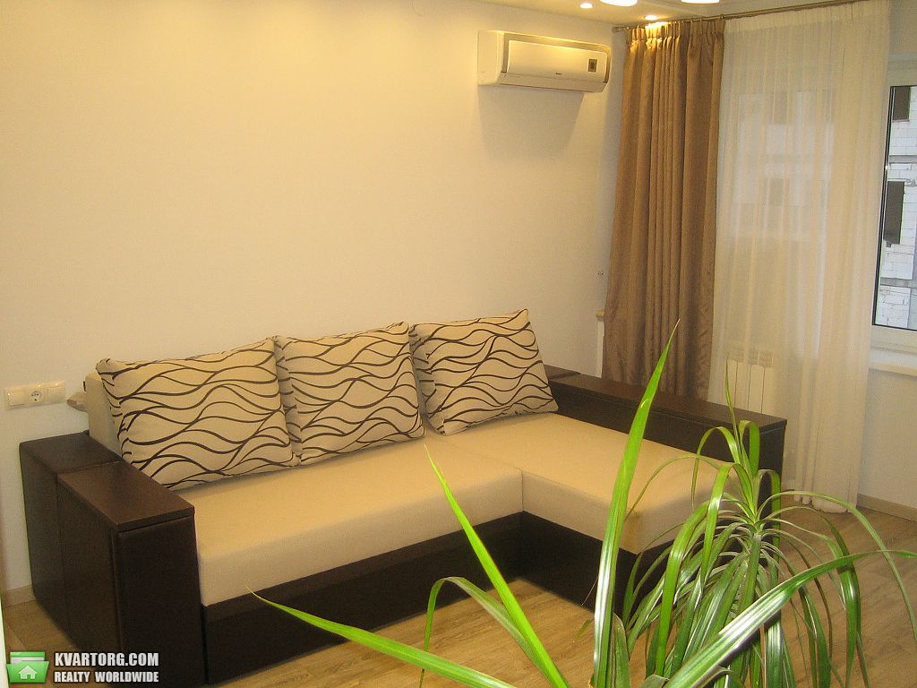 Rent out 3-room apartment. Киев, Почайнинская — photo 2