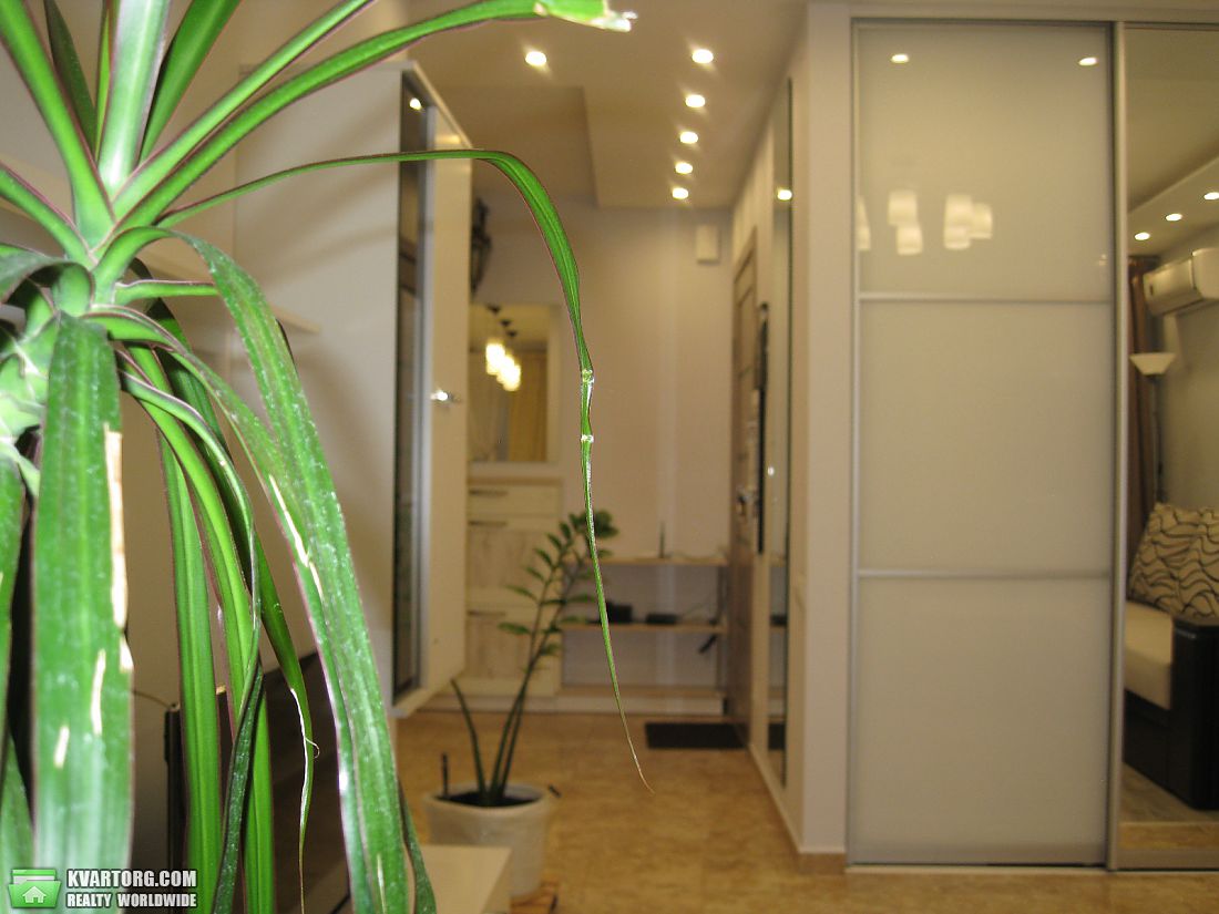 Rent out 3-room apartment. Киев, Почайнинская — photo 1