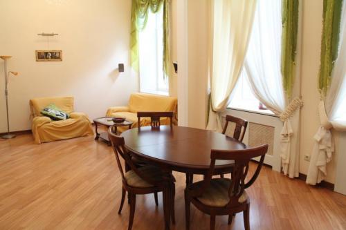Rent out 2-room apartment. Одесса, Екатеринеская пл. — photo 2
