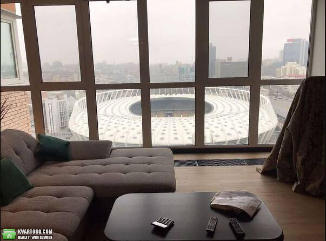Rent out 4-room apartment. Киев, Деловая — photo 1