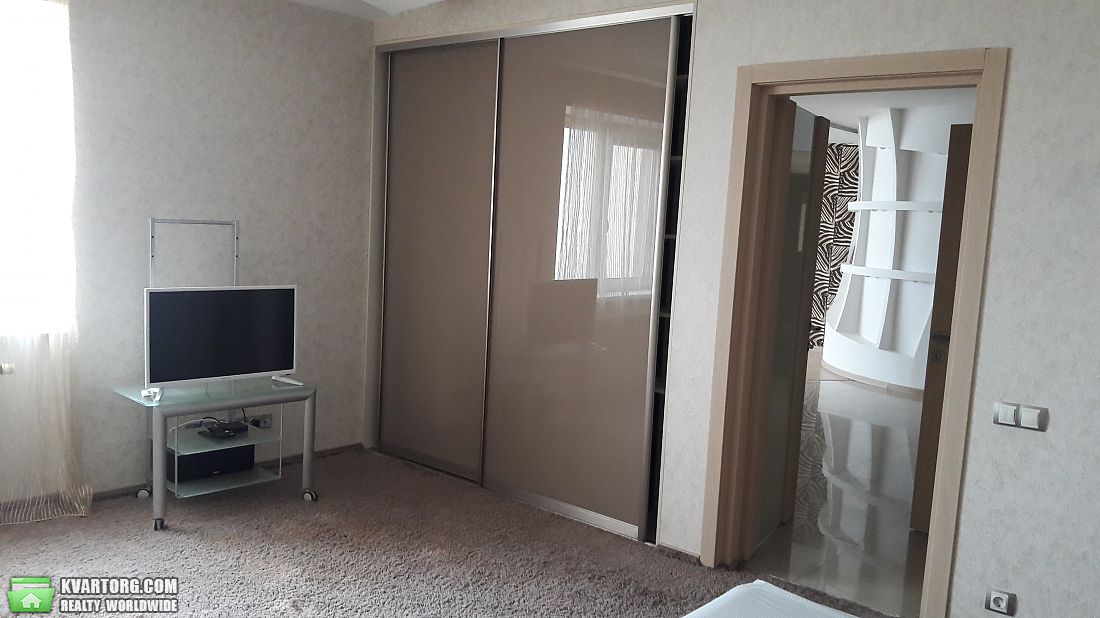 Rent out 2-room apartment. Киев, Срибнокильская ул. — photo 4