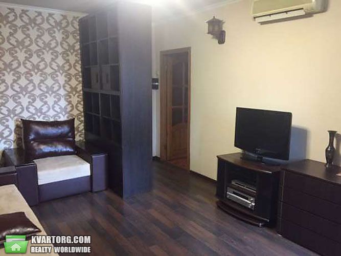 Rent out 2-room apartment. Киев,  Дмитриевская — photo 1