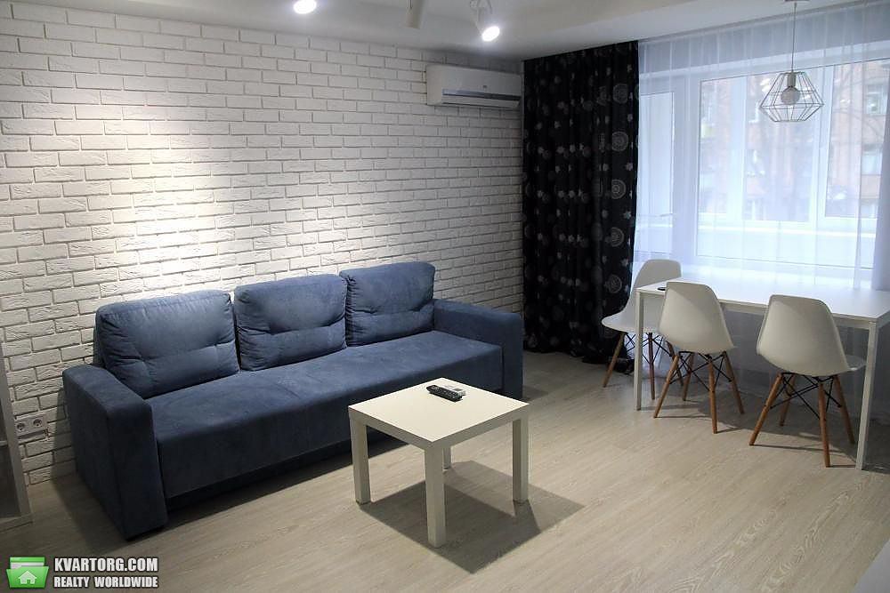 Rent out 2-room apartment. Киев,  Барбюса — photo 1
