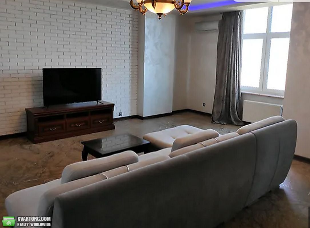 Rent out 3-room apartment. Киев,  Соломенская — photo 1