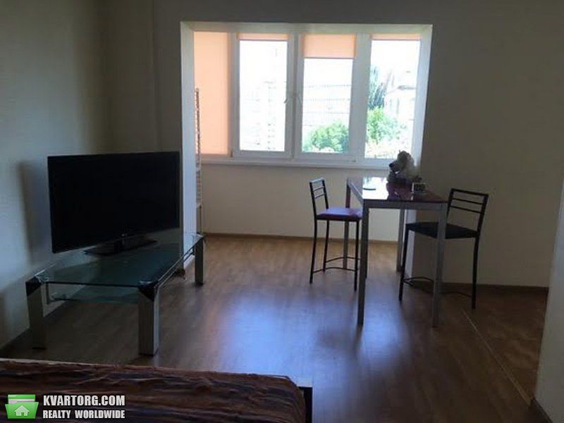 Rent out 1-room apartment. Киев,  Кловский спуск — photo 1