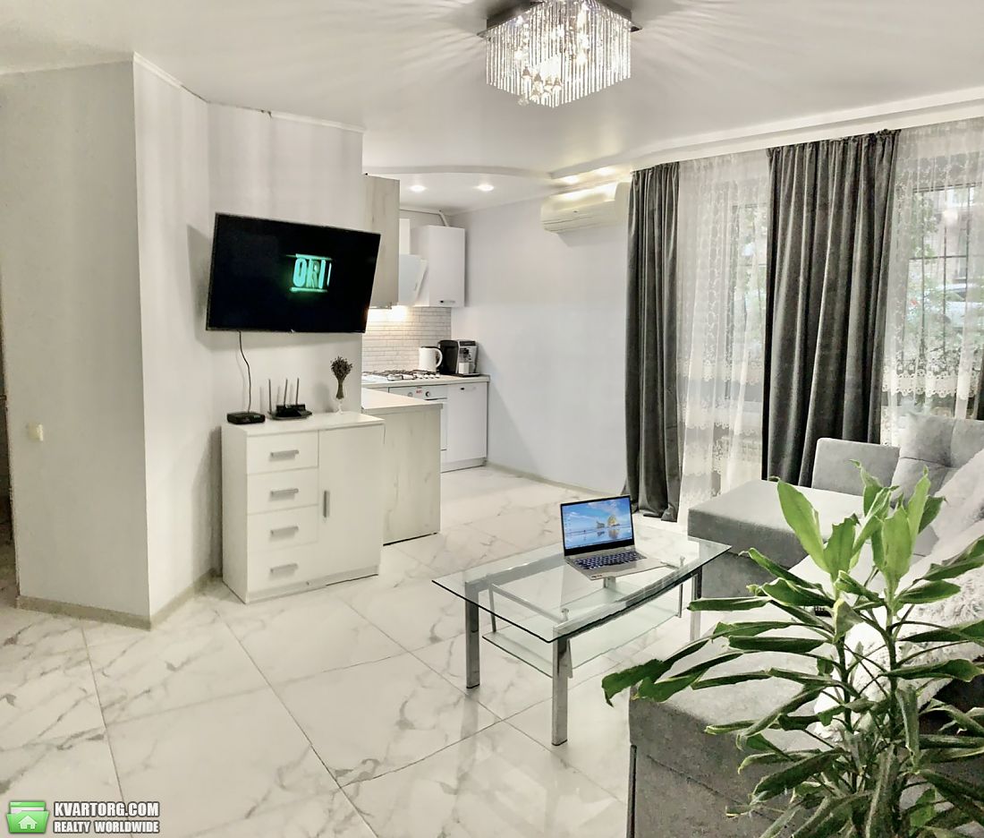 Rent out 2-room apartment. Киев,  Жилянская — photo 1