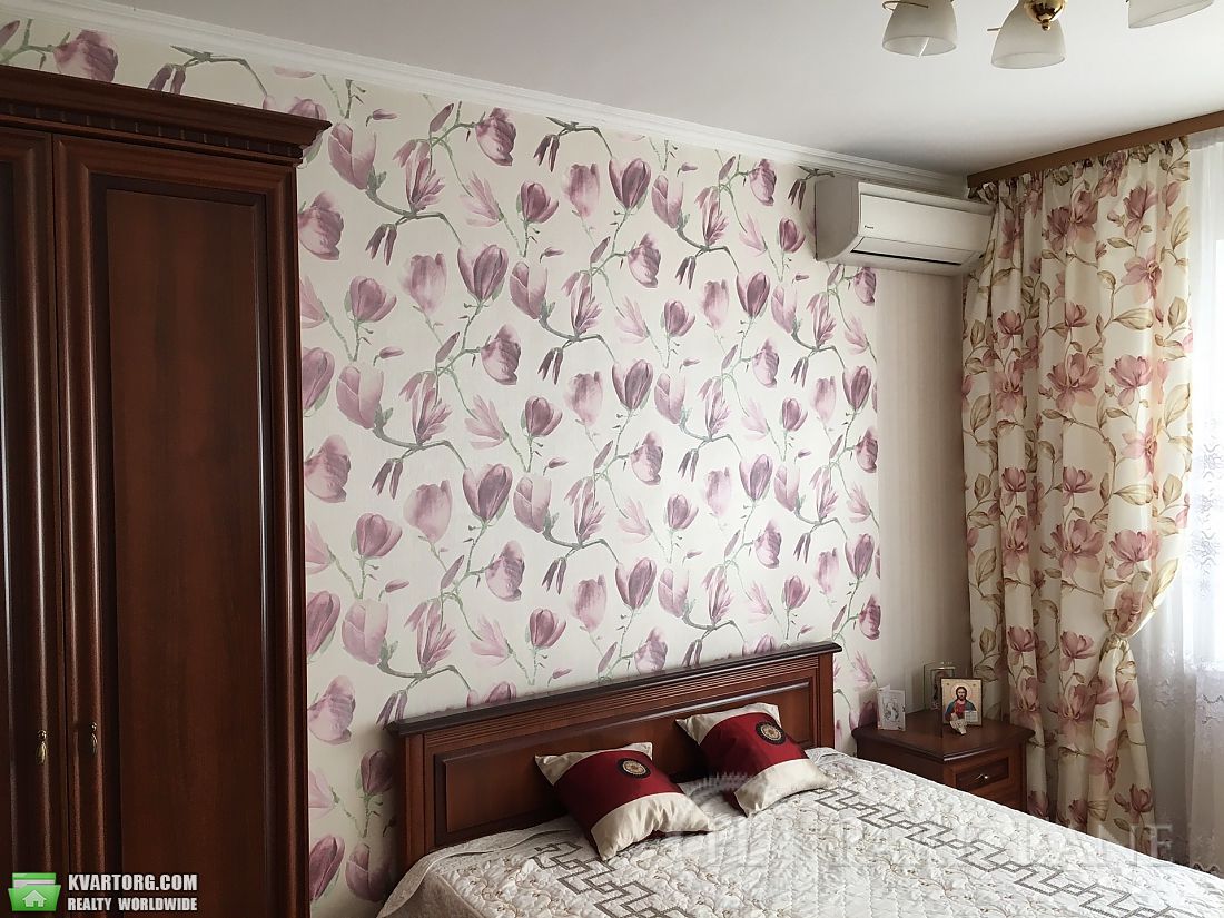 Rent out 2-room apartment. Киев,  Урловская — photo 1