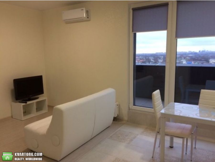 Rent out 2-room apartment. Киев,  Волошковая — photo 1