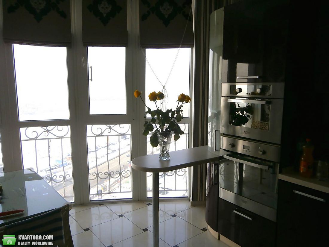 Rent out 3-room apartment. Киев,  Днепровская наб — photo 2