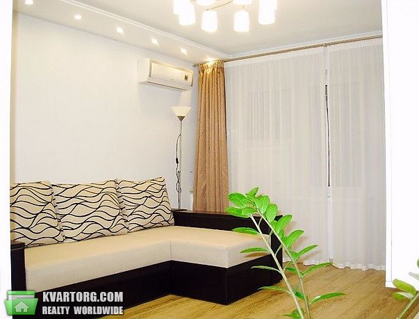 Rent out 3-room apartment. Киев,  Почайнинская — photo 1