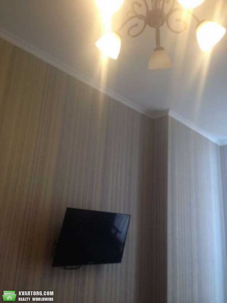 Rent out 1-room apartment. Киев, Жилянская — photo 4