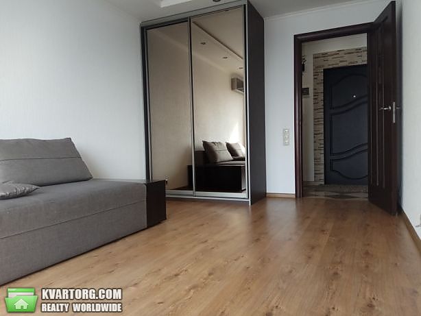 Rent out 1-room apartment. Киев,  Салютная — photo 1