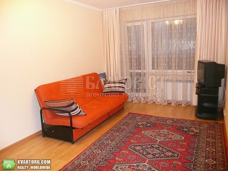 Rent out 2-room apartment. Киев,  Урловская — photo 1