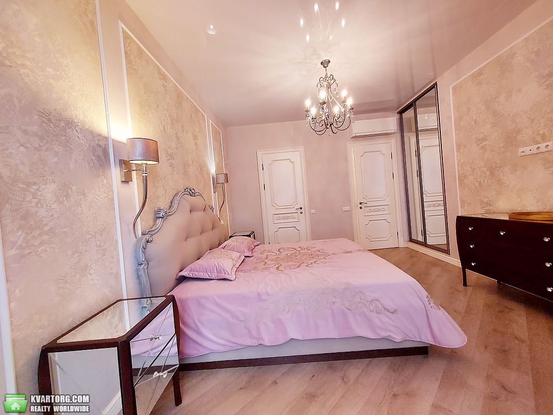 Rent out 2-room apartment. Киев, Жилянская — photo 3