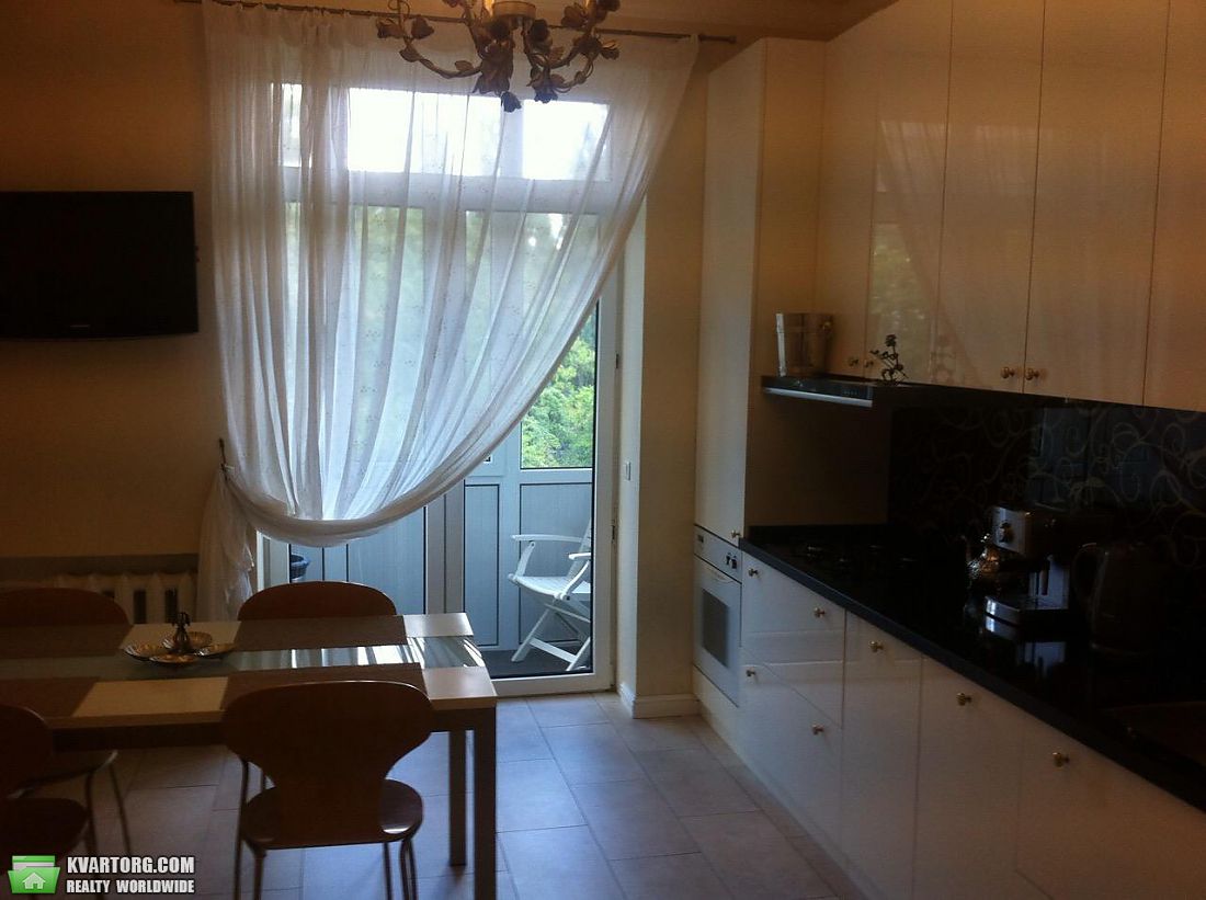 Rent out 3-room apartment. Киев,  Искровская — photo 1