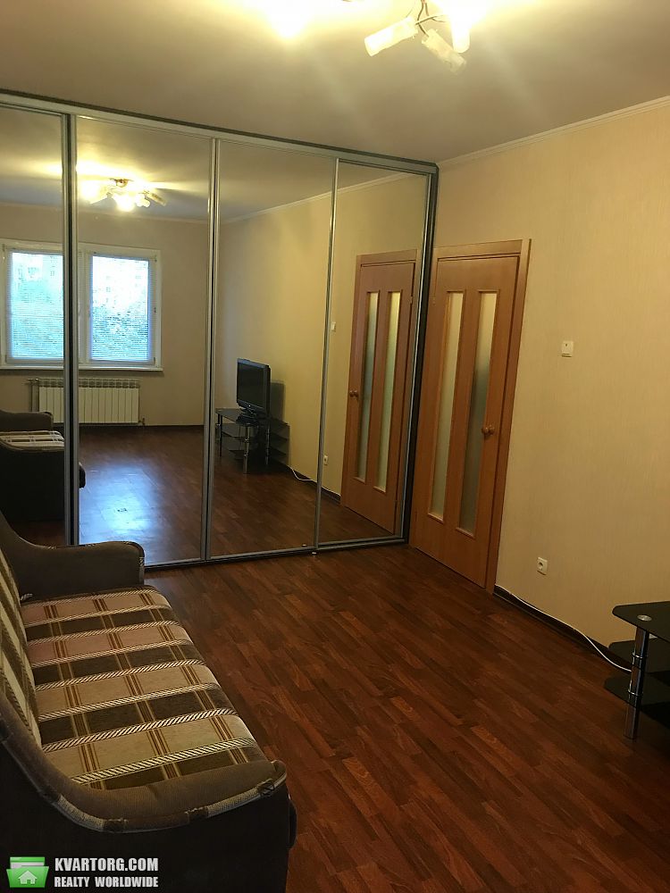 Rent out 1-room apartment. Киев, Урловская — photo 1