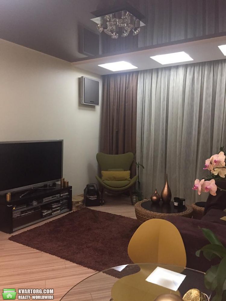 Rent out 2-room apartment. Киев,  Жилянская — photo 1