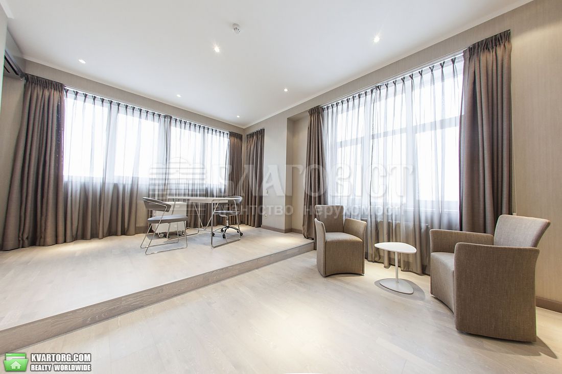 Rent out 3-room apartment. Киев,  Соломенская — photo 1