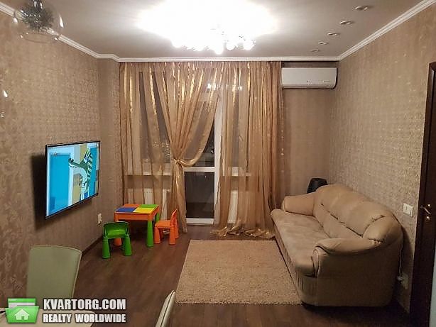 Rent out 2-room apartment. Киев,  Воссоединения пр — photo 4