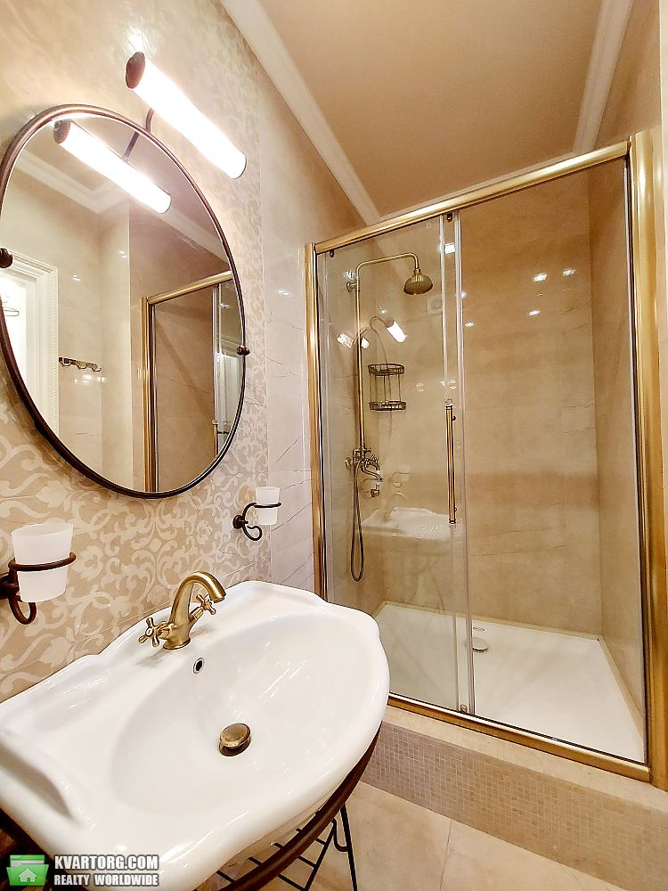 Rent out 2-room apartment. Киев, Жилянская — photo 10
