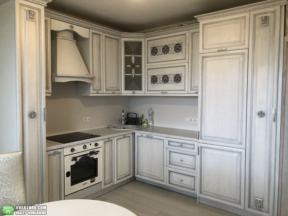 Rent out 2-room apartment. Киев,  Комбинатная — photo 1