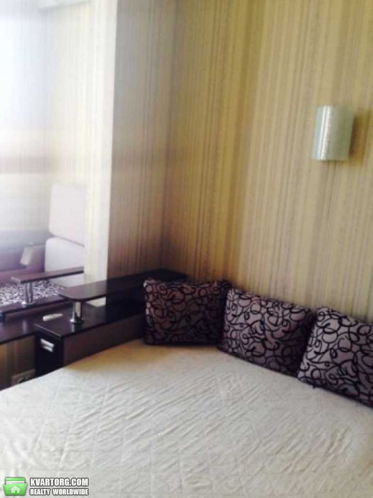Rent out 1-room apartment. Киев, Жилянская — photo 1