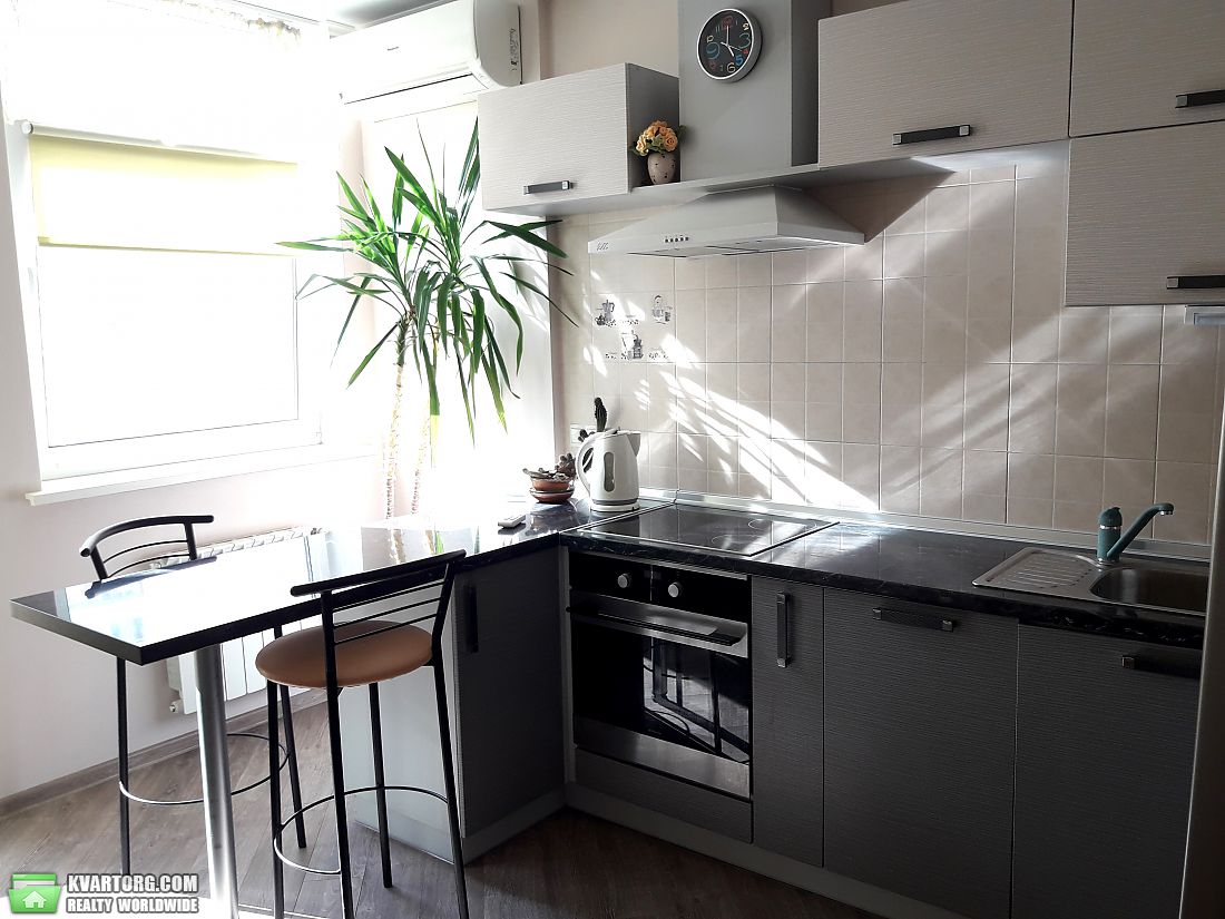 Rent out 3-room apartment. Киев,  Эрнста — photo 9
