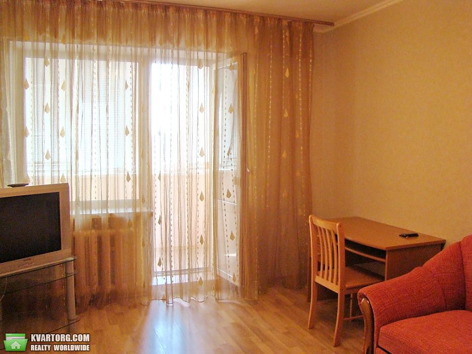 Rent out 2-room apartment. Киев,  Северная — photo 1