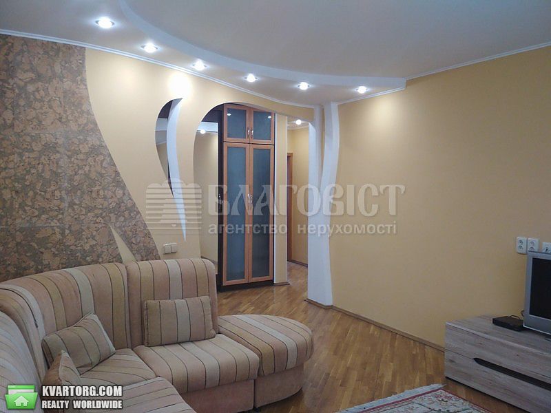 Rent out 3-room apartment. Киев,  Святошинская пл — photo 1