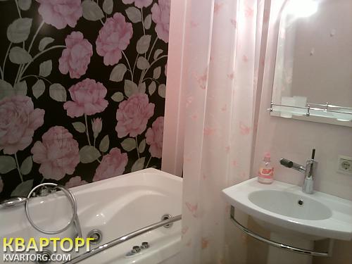 Rent out 2-room apartment. Киев, Жилянская — photo 5