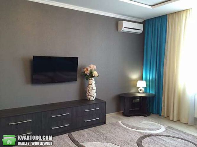 Rent out 3-room apartment. Киев,  Рижская — photo 1
