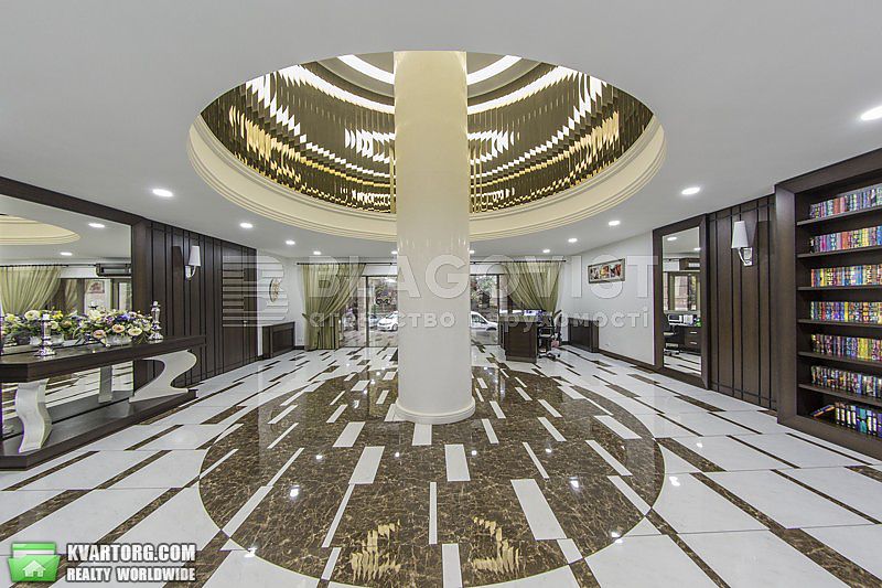 Rent out 4-room apartment. Киев,  Кропивницкого — photo 1