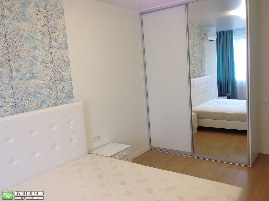 Rent out 2-room apartment. Киев,  Комарова — photo 1