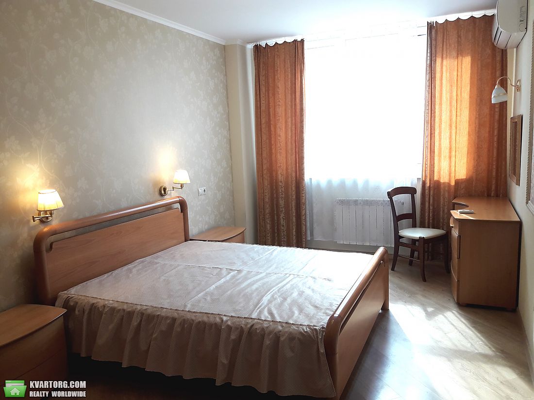 Rent out 3-room apartment. Киев,  Эрнста — photo 1