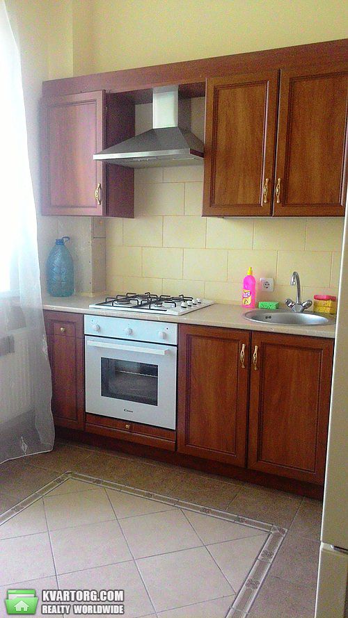 Rent out 3-room apartment. Киев,  Соломенская — photo 1