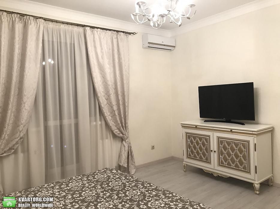 Rent out 2-room apartment. Киев,  Панельная — photo 5