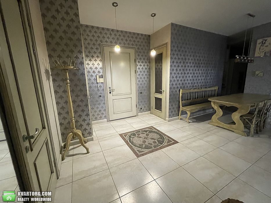 Rent out 3-room apartment. Киев,  Жилянская — photo 1