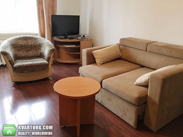 Rent out 2-room apartment. Киев,  Жилянская — photo 1