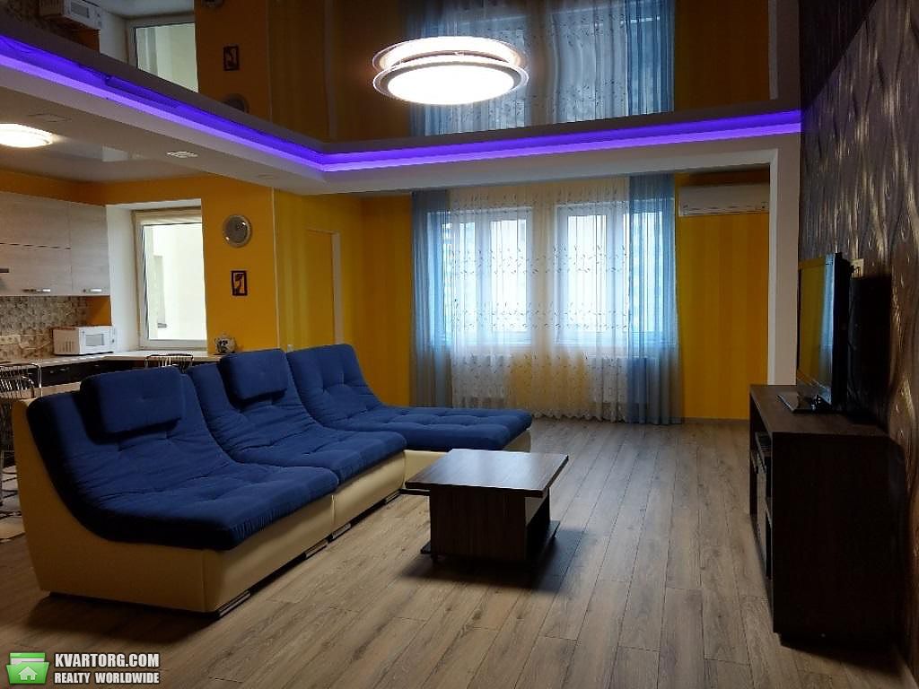 Rent out 4-room apartment. Киев,  Макеевская — photo 1