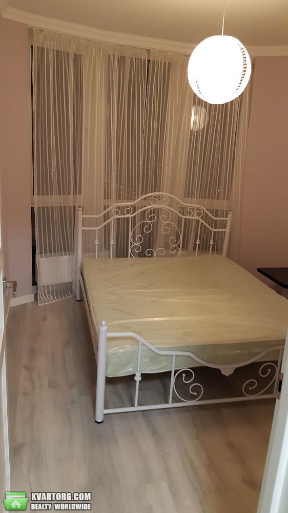Rent out 2-room apartment. Киев, Соборности — photo 1