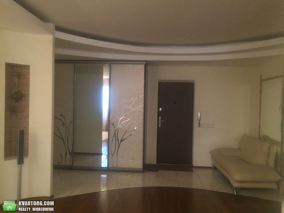 Rent out 3-room apartment. Киев,  Кошица — photo 1