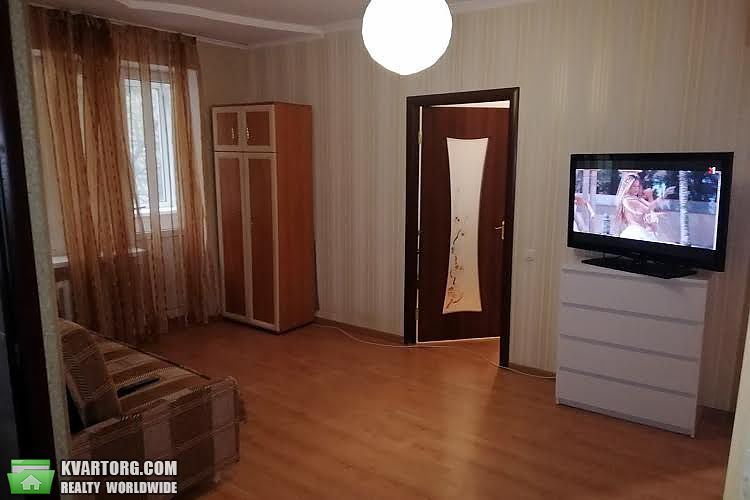 Rent out 3-room apartment. Киев,  Антонова — photo 1